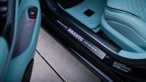 Brabus 600 Masterpiece interieur deurlijst met Brabus badge erop