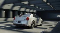 Chrysler 300C rijdend op een weg schuin achter