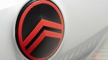 Citroën nieuw logo 2022 rode badge van dichtbij