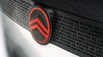 Citroën nieuw logo 2022 rode badge van dichtbij op achtergrond van slogan