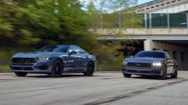 Ford Mustang en Ford Mustang Dark Horse rijdend op de weg naast elkaar