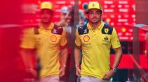 GP van Italië 2022 Charles Leclerc in pitbox geel shirt
