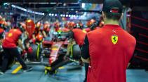 1e vrije training van de GP van Singapore 2022 Charles Leclerc kijkt naar Ferrari auto in de pitlane