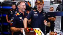 1e vrije training van de GP van Singapore 2022 Max Verstappen en Christian Horner in de Red Bull pitbox met taart