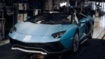 Lamborghini Aventador Ultimae Roadster laatste aventador schuin voor compleet op de productielijn