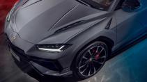 Lamborghini Urus S schuin voor van boven ingezoomd op motorkap
