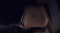 Lamborghini Urus S hoofdsteun met Lamborghini logo er in