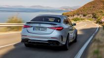 Mercedes-AMG C 63 S E Performance rijdend op een weg achterkant