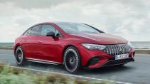 Mercedes AMG EQE 43 4Matic rijdend op een weg schuin voor