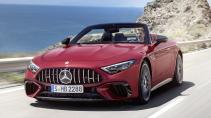 Mercedes-AMG SL 63 4Matic+ rijdend op een weg schuin voor