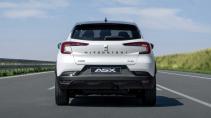 MItsubishi ASX rijdend op een weg recht achter