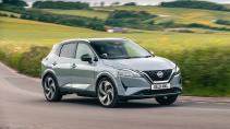Nissan Qashqai rijdend op een weg schuin voor