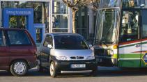Opel Maxx geparkeerd tussen een auto en een bus