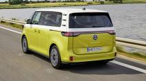 Volkswagen ID. Buzz Pro 1st rijdend op een weg schuin achter