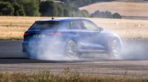 Audi RS 3 Performance rijdend op een weg schuin achter driftend
