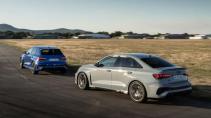 Audi RS 3 Performance rijdend op een weg schuin achter twee auto's