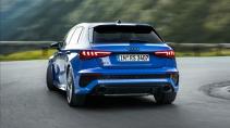 Audi RS 3 Performance rijdend op een weg schuin achter