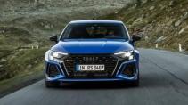 Audi RS 3 Performance rijdend op een weg voor
