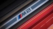 BMW M2 M2 badge op deurlijst