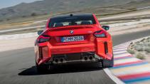 BMW M2 rijdend op een circuit achter