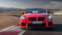 BMW M2 rijdend op een circuit voorkant