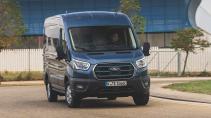 Ford E-Transit L2H2 350 voorkant rijdend op een weg