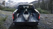 GMC Sierra EV Denali Edition 1 achterkant laadklep open met kano erin
