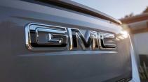 GMC Sierra EV Denali Edition 1 achterklep met het logo van GMC