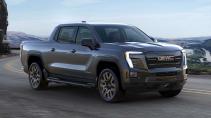 GMC Sierra EV Elevation rijdend op een weg schuin voor
