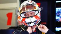Max Verstappen in de pitbox met een speciale Amerika helm op GP van Amerika 2022