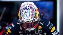 Max Verstappen in de pitbox met een speciale Amerika helm op GP van Amerika 2022