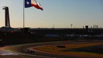 GP van Amerika 2022 Max Verstappen rijdend in de verte op COTA Vlag van Texas