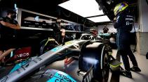 Lewis Hamilton in de pitbox naast de auto op Suzuka tijdens VT3 GP van Japan 2022