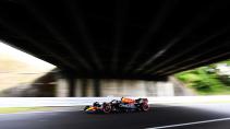 Sergio Perez rijdt onder viaduct GP van Japan 2022