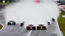 GP van Japan 2022 start met veel regen (spray)