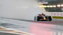 GP van Japan 2022 Verstappen over start finish met veel regen (spray)