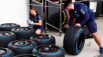 Williams monteurs met full wets full wet banden (GP van Japan 2022)