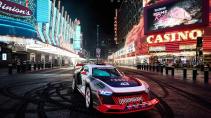 Ken Block Gymkhana Las Vegas Audi S1 Hoonitron voor een straat
