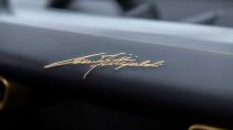 Lotus Evija Fittipaldi handtekening Emerson Fittipaldi in goud