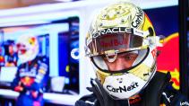 Max Verstappen met helm op in de pitsbox kijkend naar beneden teleurgesteld GP van Japan 2022