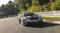 Porsche 911 GT3 RS Nürburgring ronde rijdend schuin voor