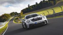 Porsche 911 GT3 RS Nürburgring ronde rijdend schuin voor