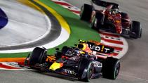 Sergio Perez in Red Bull met Ferrari achter zich tijdens GP van Singapore