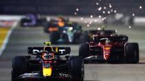 Sergio Perez in Red Bull met Ferrari achter zich tijdens GP van Singapore