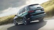 Alpina XB7 rijdend op een weg schuin achter