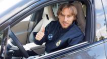 BMW Real Madrid BMW i4 Luka Modric duim omhoog