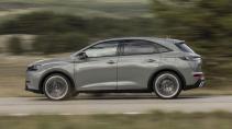 DS 7 E-Tense 4x4 360 Opera rijdend op een weg zijkant