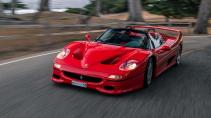 Ferrari F50 van Michael Schumacher voor rijdend op een weg