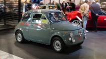 Fiat Abarth 500 Record Monza restomod schuin voor