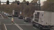 Verkeersregelaar stuurt mensen door rood, bestuurders krijgen wel flitsboete thuis